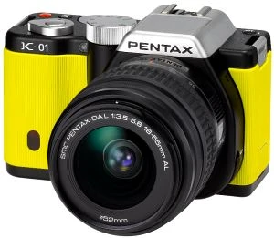 Pentax K-01 gelb mit Objektiv smc DA L 18-55mm 3.5-5.6 AL und smc DA L 50-200mm 4.0-5.6 ED