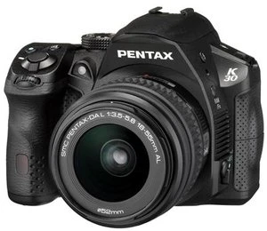 Pentax K-30 schwarz mit Objektiv smc DA 18-55mm 3.5-5.6 AL WR