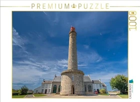 Calvendo Ein Leuchtturm vor einem blauen Himmel mit einer feinen Wolkenzeichnung