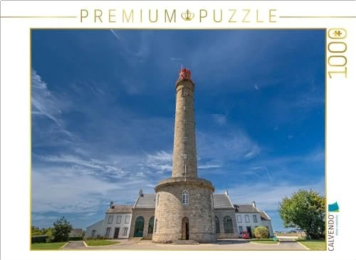 Calvendo Ein Leuchtturm vor einem blauen Himmel mit einer feinen Wolkenzeichnung