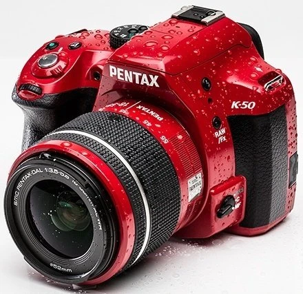 Pentax K-50 rot mit Objektiv smc DA 18-55mm 3.5-5.6 AL WR und smc DA 50-200mm 4.0-5.6 ED WR